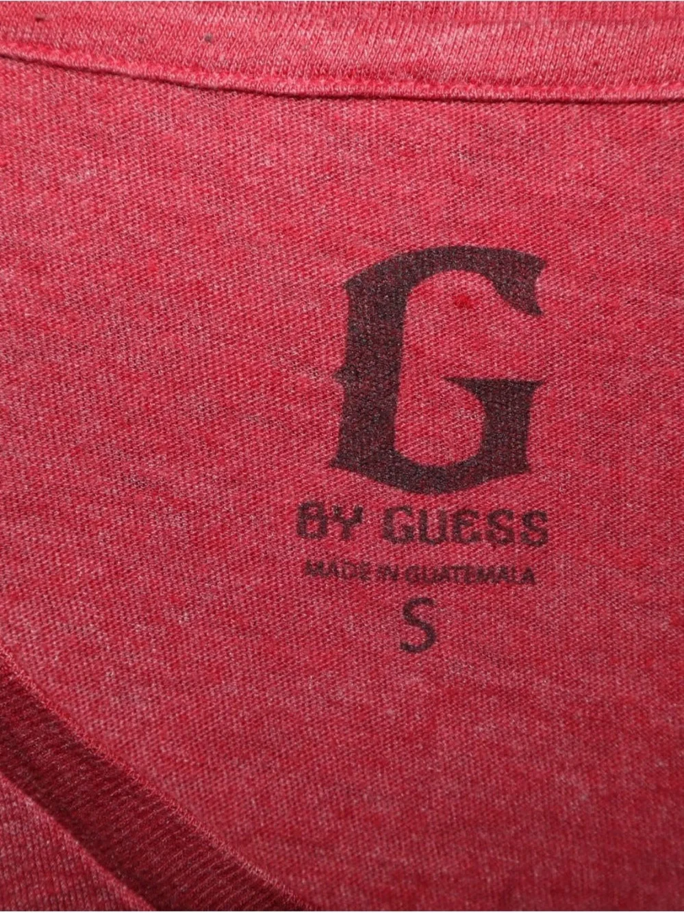 Guess Men's Heathered Red V-Neck La Fuerza Graphic Tee - Picture 2 of 6